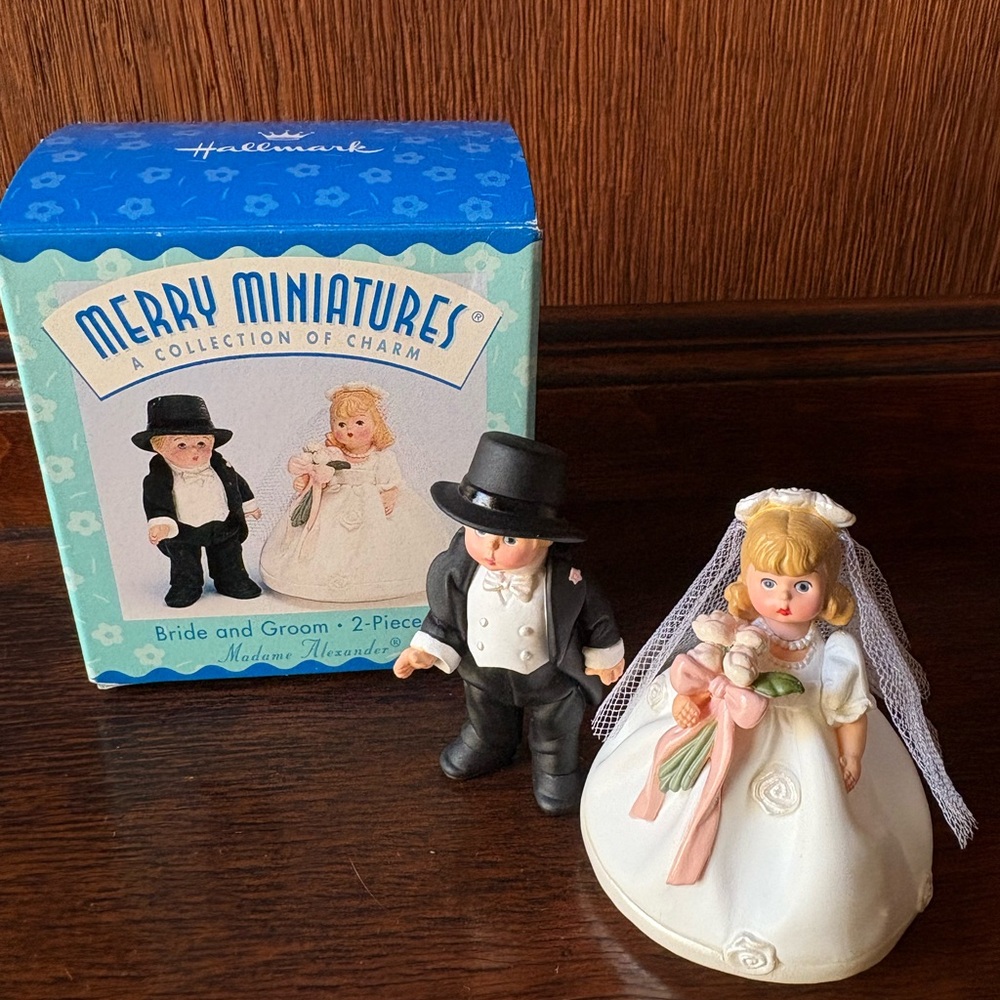 Wedding Cake Topper: Bride and Groom